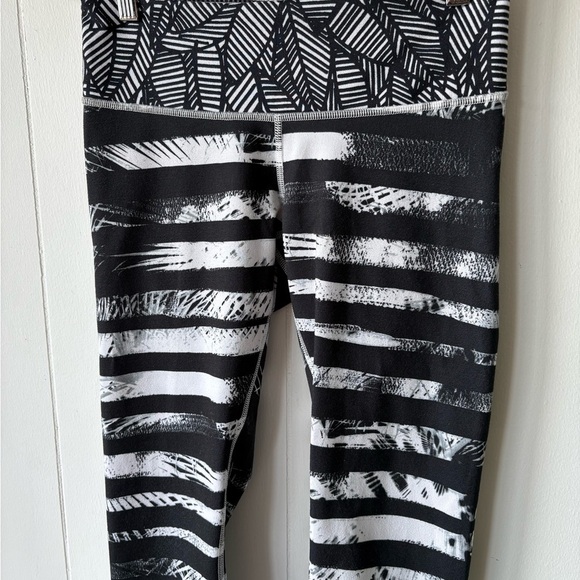 Lululemon Wunder Under Crop Shady Palms | Size 6 - Picture 3 of 5